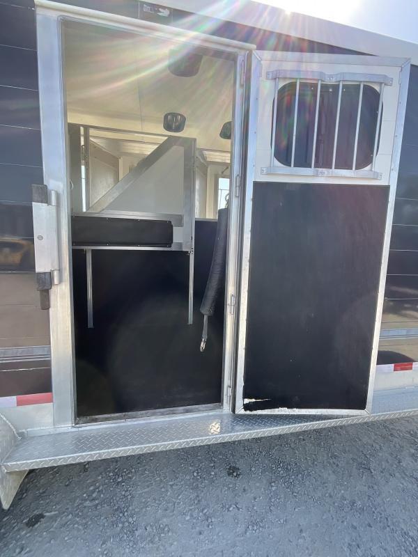 Pre-Owned_2005_Jamco_Trailers_4HGN_4_Horse_GN_Horse_Trailer_3nwVm4hwt4zv